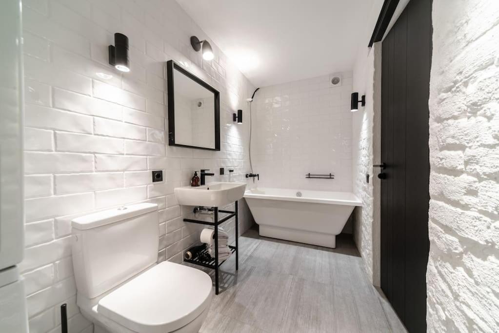 3 Storey Apartment With A Character And A Terrace Riga Exteriör bild