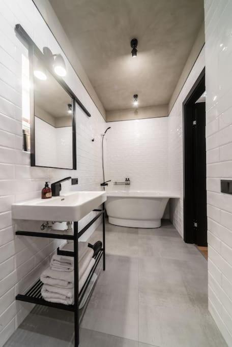 3 Storey Apartment With A Character And A Terrace Riga Exteriör bild